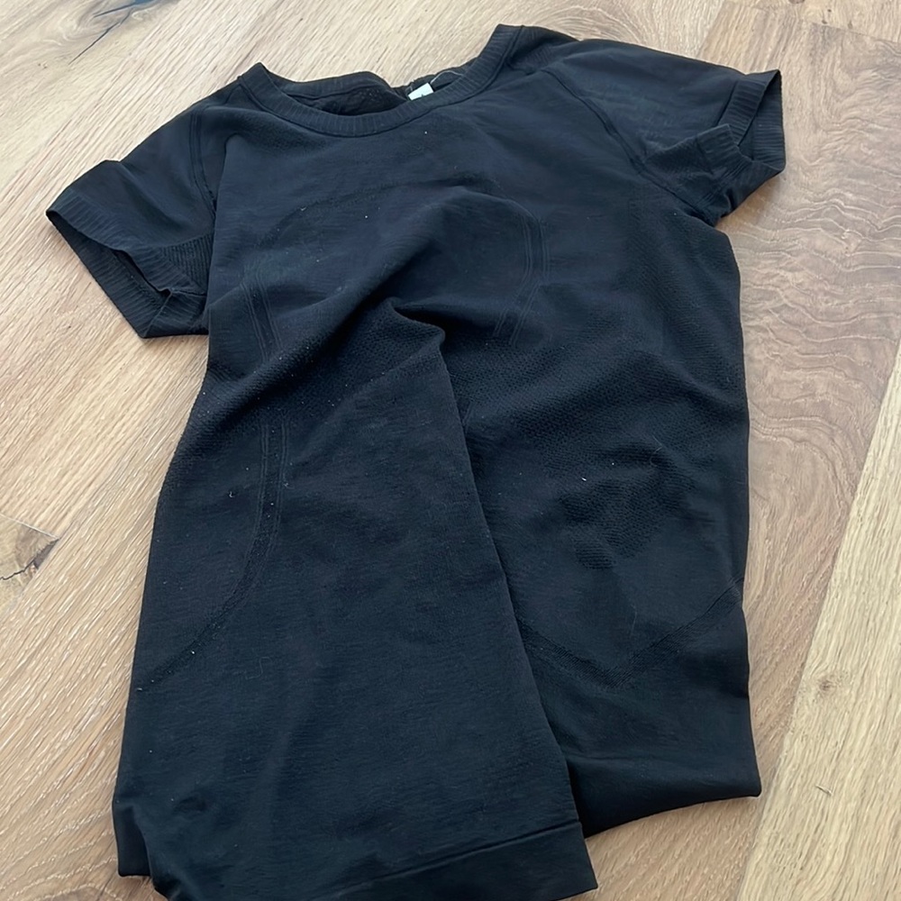 Black lulu shirt size 6!!